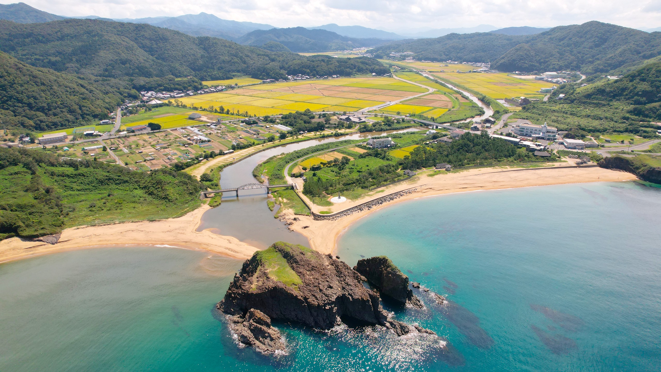 京丹後の海岸線と街を空から望む